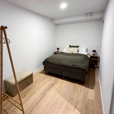 Moderne Med Terrasse Ved Sjøkanten I *