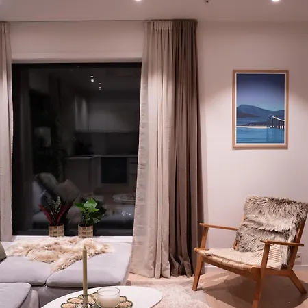 Leilighet Moderne Med Terrasse Ved Sjøkanten I *