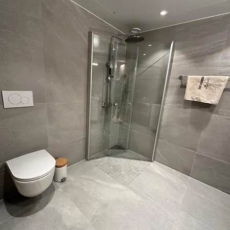 Moderne Med Terrasse Ved Sjøkanten I Leilighet *