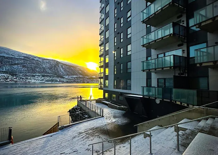 Moderne Med Terrasse Ved Sjøkanten I Leilighet *