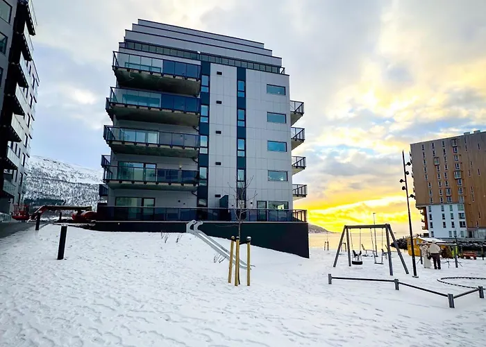 Moderne Med Terrasse Ved Sjøkanten I Leilighet Tromsø